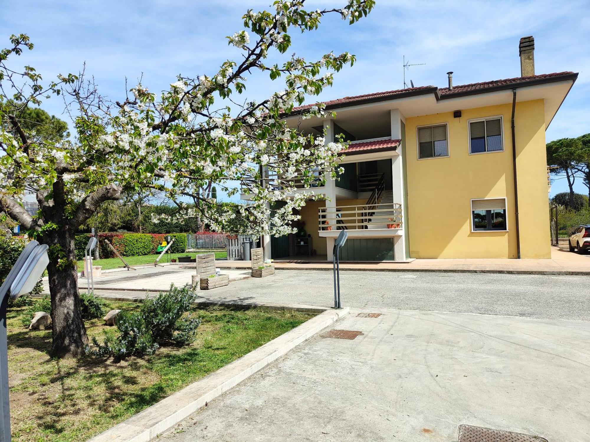 Bastia Home Appartamento Бастия-Умбра Экстерьер фото